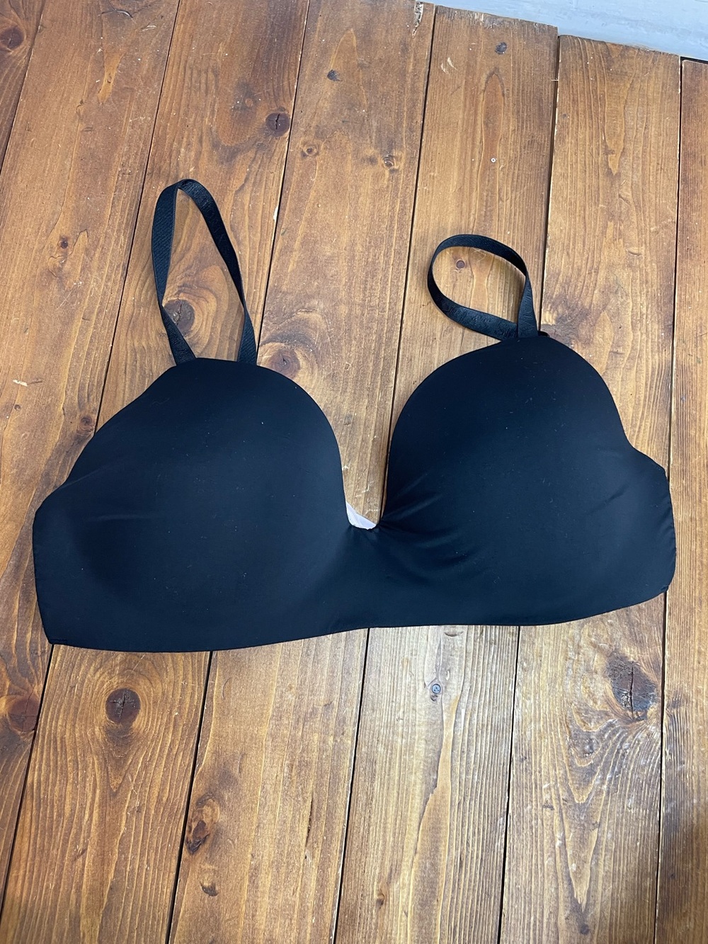 Victoria’s Secret Tshirt lightly lined wireless bra black size 36D